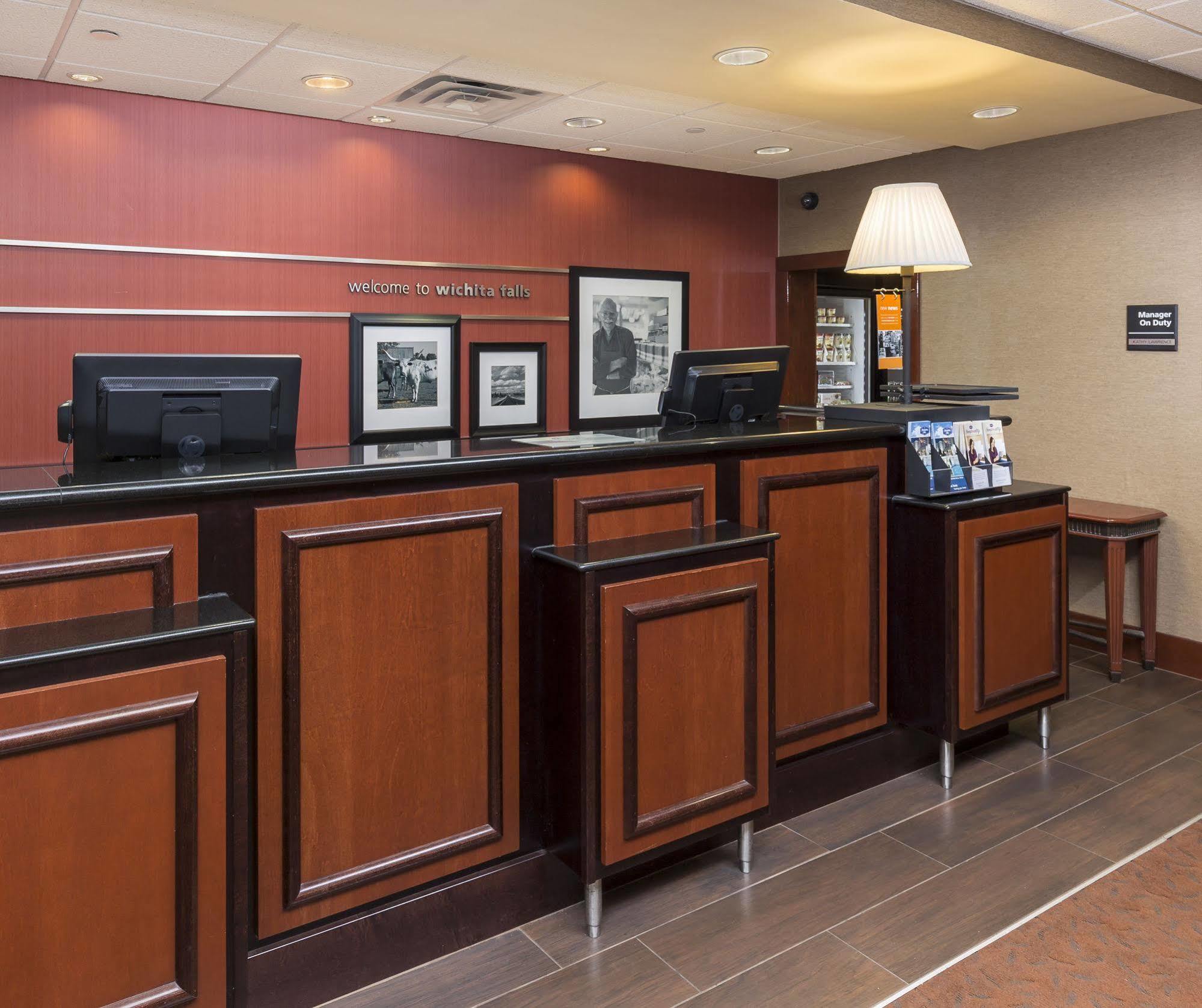 Hampton Inn Wichita Falls-Sikes Senter Mall Buitenkant foto